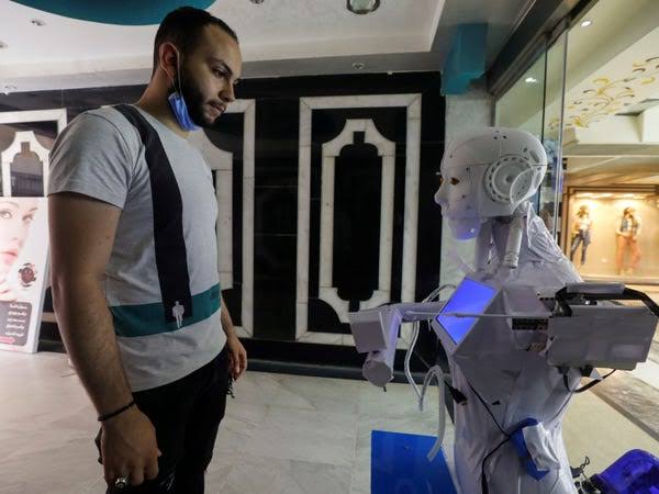 An Egyptian Inventor, Mahmoud el-Koumi Creates A Robot Named Cira-03 That Tests People For Covid-19
