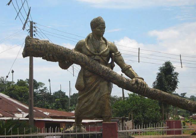 The Story Of Idubor, The Giant Prince Of Benin, who Uproots Palm trees with his bare hands 
